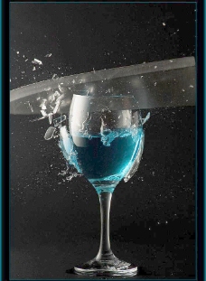 击碎酒杯图片