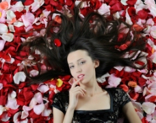女人花躺在玫瑰花瓣上的女人图片