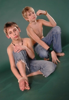 坐一起的两个男孩子图片