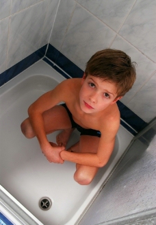 蹲在浴室向上看的男孩图片