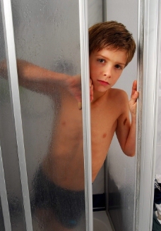 从淋浴间向外看的男孩图片