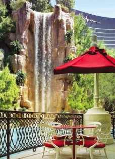 五星级酒店瀑布下的豪华餐厅图片