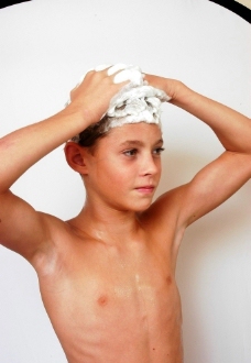 男孩洗头图片