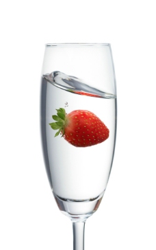 酒杯中的草莓图片