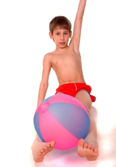 腿上夹着充气球的男孩图片
